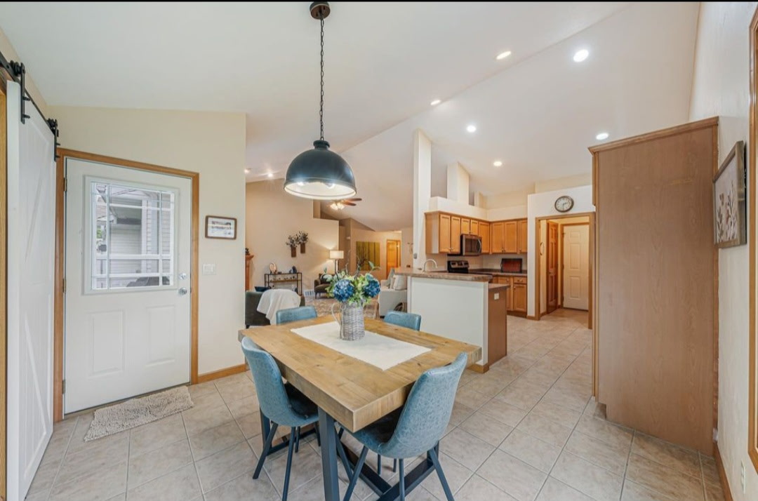 Eat-in kitchen dining area with vaulted ceiling, 646 S Lincoln St, Hortonville WI