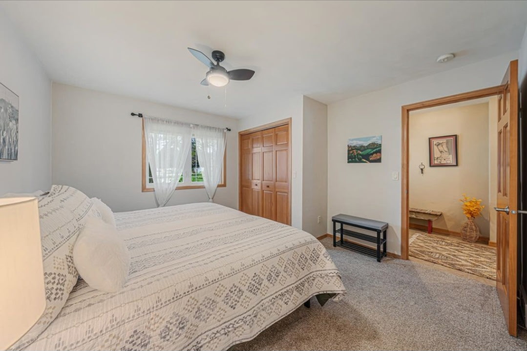 Guest bedroom with door to full bath, 646 S Lincoln St, Hortonville WI